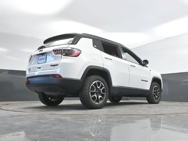 Used 2025 Jeep Compass Trailhawk AWD/4WD image 42