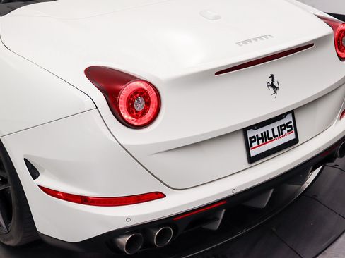 Used 2017 Ferrari California T RWD image 20