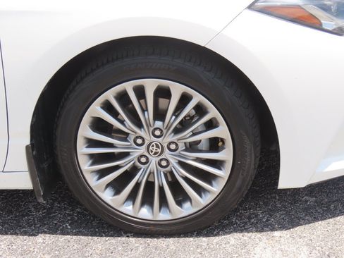 Used 2022 Toyota Avalon Limited w/ Advanced Safety Package FWD image 7