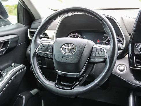 Used 2021 Toyota Highlander XLE AWD/4WD image 16