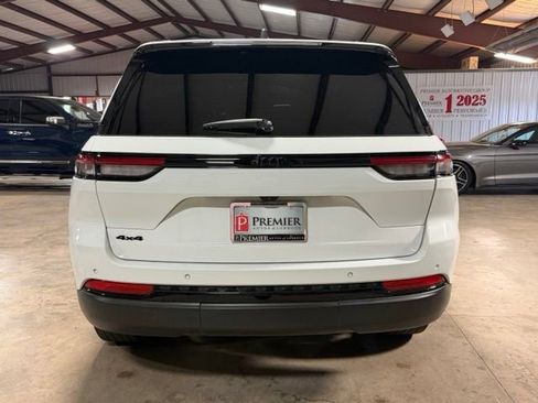 Used 2023 Jeep Grand Cherokee Altitude AWD/4WD image 7