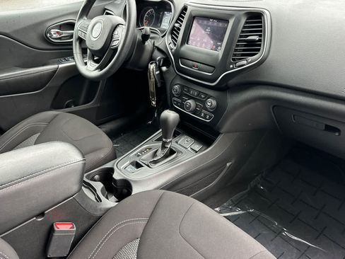 Used 2019 Jeep Cherokee Latitude w/ Popular Appearance Group FWD image 16