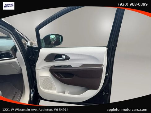 Used 2018 Chrysler Pacifica Touring Plus FWD image 35