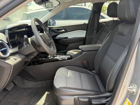Used 2025 Chevrolet Trax LT FWD image 2