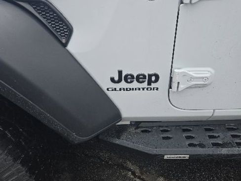 Used 2021 Jeep Gladiator Sport w/ Trailer Tow Package AWD/4WD image 19