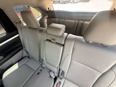 Used 2018 Toyota Highlander XLE FWD image 17