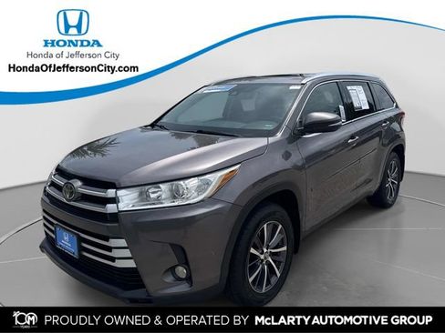 Used 2017 Toyota Highlander XLE AWD/4WD image 1