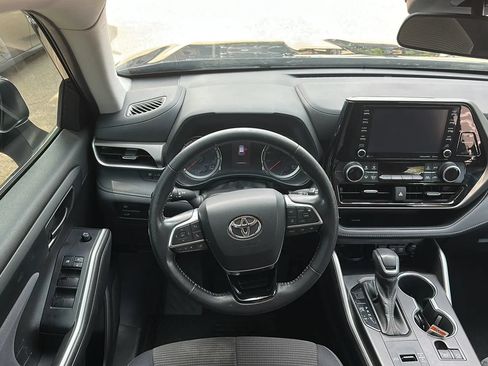 Used 2021 Toyota Highlander LE FWD image 29
