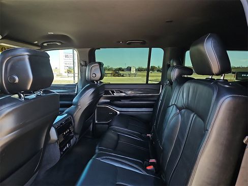 Used 2022 Jeep Wagoneer Series III image 18