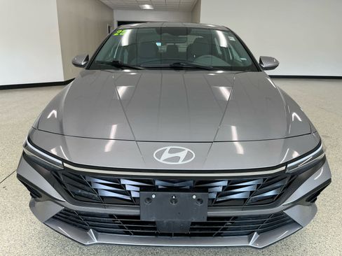 Used 2025 Hyundai Elantra SEL image 2