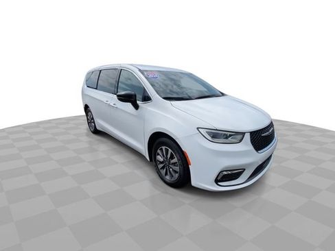 Used 2024 Chrysler Pacifica Limited FWD image 4