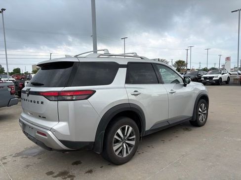 Used 2024 Nissan Pathfinder SL w/ Black Appearance Package image 3