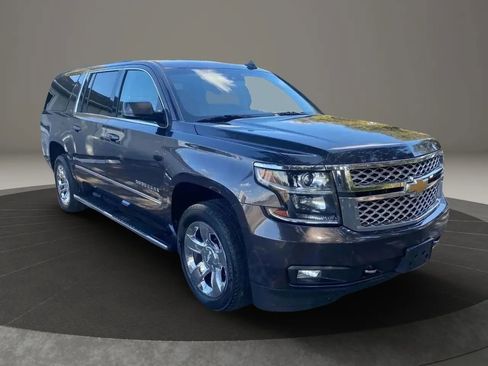 Used 2017 Chevrolet Suburban LT w/ LT Signature Package image 2