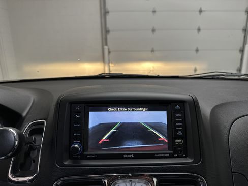 Used 2016 Chrysler Town & Country Touring FWD image 28