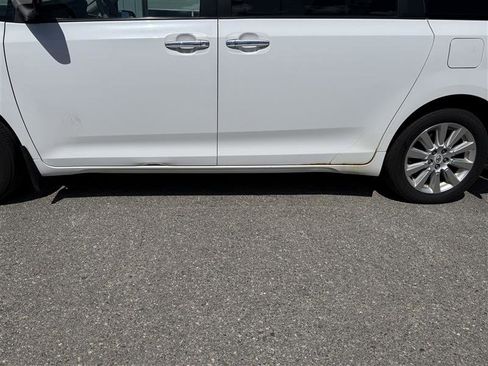 Used 2011 Toyota Sienna XLE w/ Premium Pkg image 6