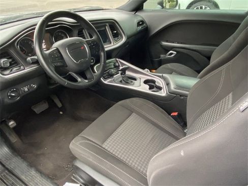Used 2018 Dodge Challenger SXT image 5