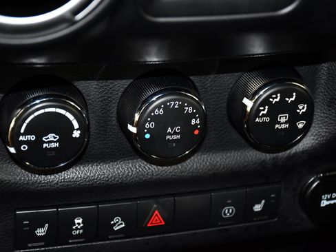 Used 2013 Jeep Wrangler Unlimited Sahara w/ Connectivity Group AWD/4WD image 30