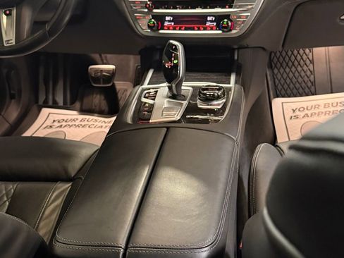 Used 2021 BMW 750i xDrive w/ Executive Package image 29