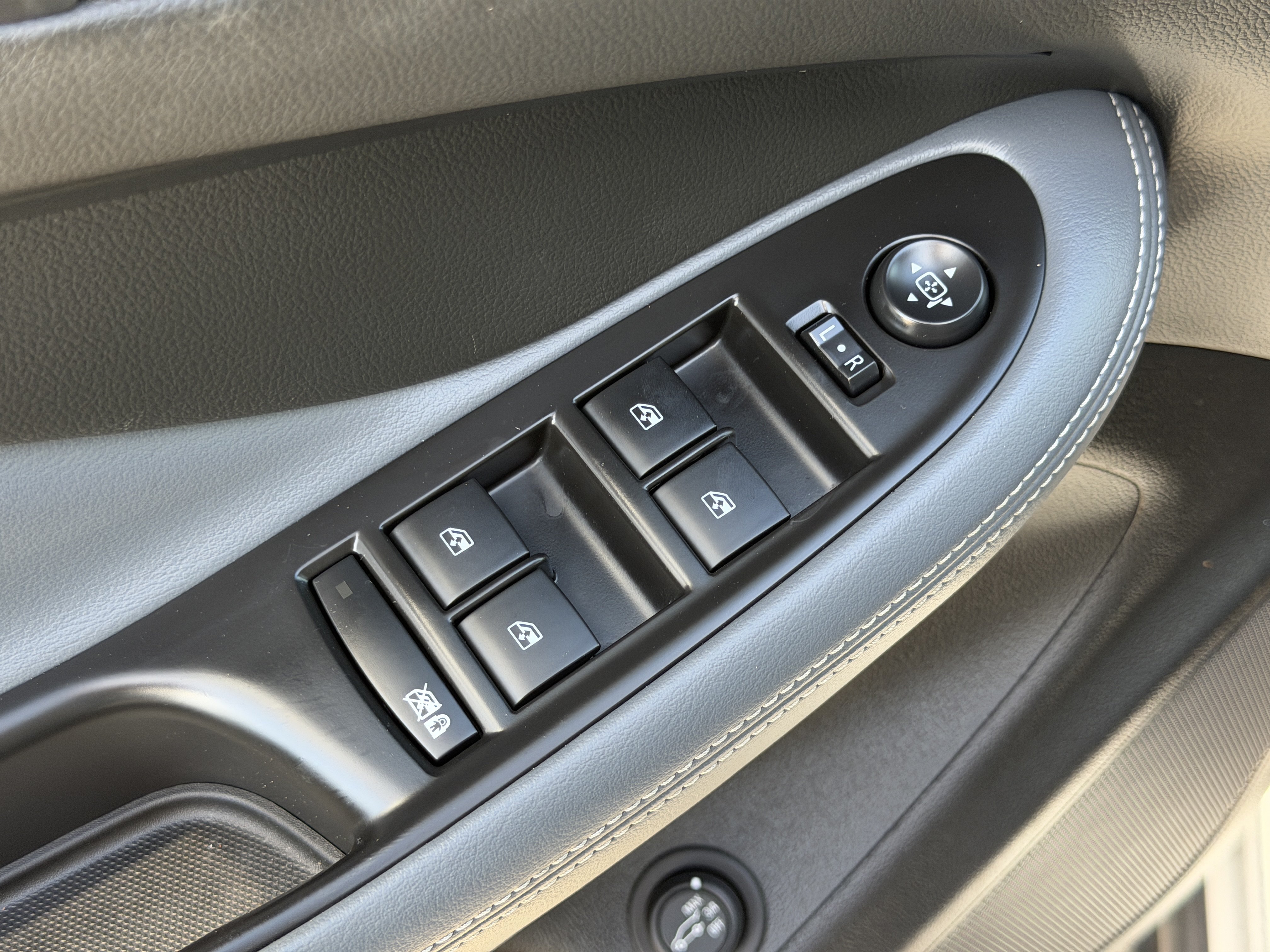 Used 2019 Buick Envision Essence FWD image 22