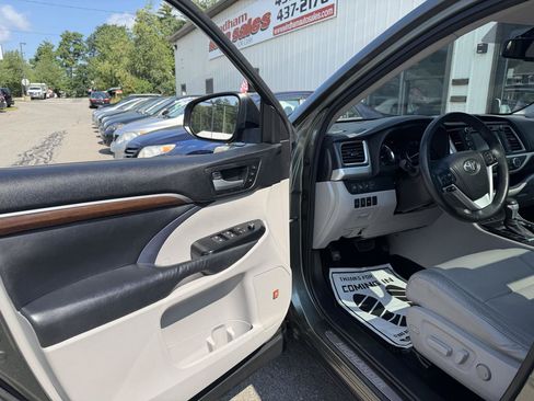 Used 2014 Toyota Highlander Limited Platinum AWD/4WD image 12