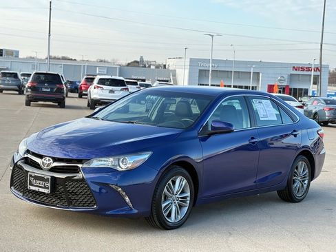 Used 2016 Toyota Camry SE image 3