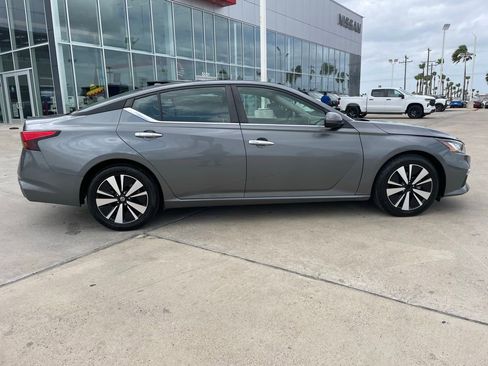 Certified 2022 Nissan Altima 2.5 SV image 2