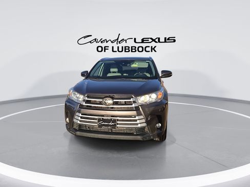 Used 2019 Toyota Highlander XLE image 3