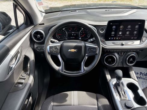 Used 2025 Chevrolet Blazer LT FWD image 2