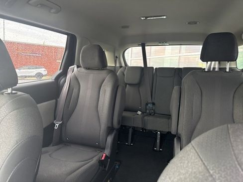 Certified 2022 Kia Carnival LX image 14