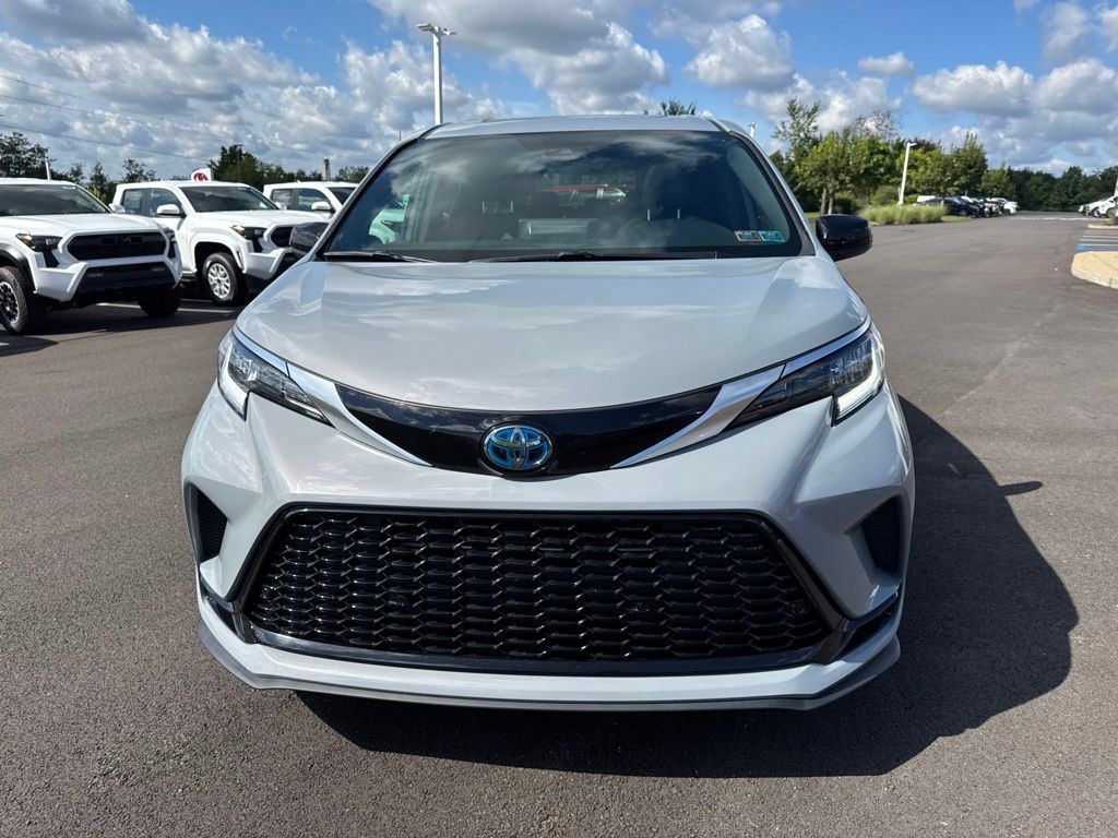 Certified 2023 Toyota Sienna XSE FWD image 2