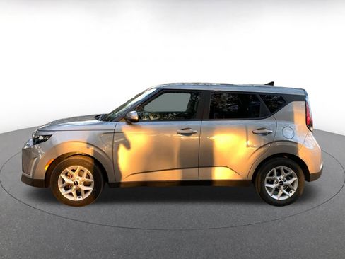 Used 2025 Kia Soul LX w/ LX Technology Package image 4