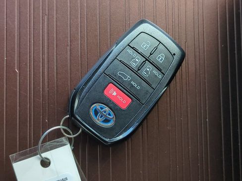 Used 2022 Toyota Sienna XLE FWD image 28