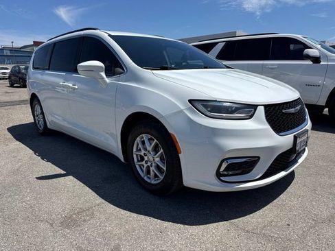 Used 2022 Chrysler Pacifica Touring-L FWD image 3