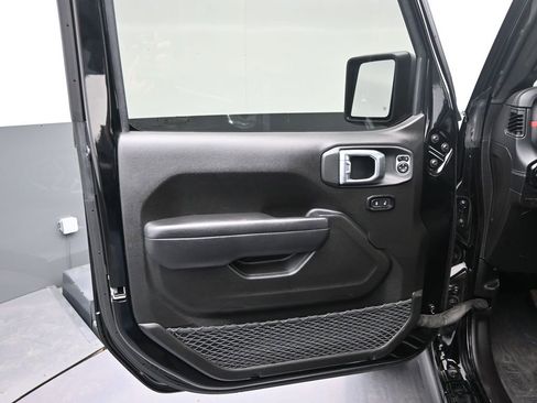 Used 2025 Jeep Wrangler Unlimited Rubicon w/ Convenience Group AWD/4WD image 11