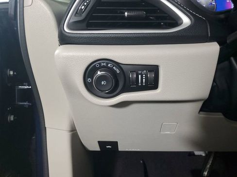 Used 2022 Chrysler Pacifica Touring-L image 13