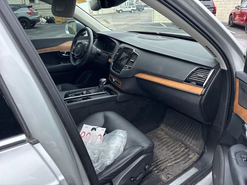 Used 2022 Volvo XC90 T5 Momentum w/ Advanced Package image 5