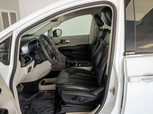 Used 2020 Chrysler Pacifica Touring-L FWD image 8