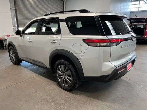 Used 2024 Nissan Pathfinder SV FWD image 5
