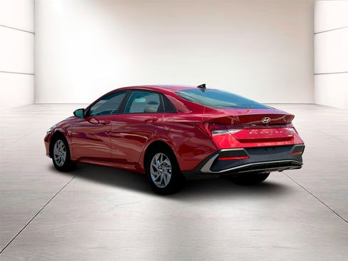 Used 2025 Hyundai Elantra Blue image 5