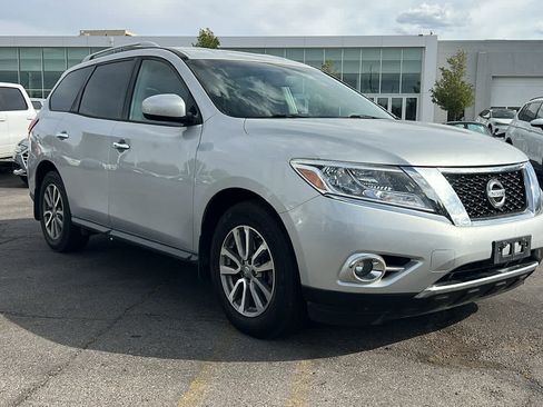 Used 2016 Nissan Pathfinder SV FWD image 3