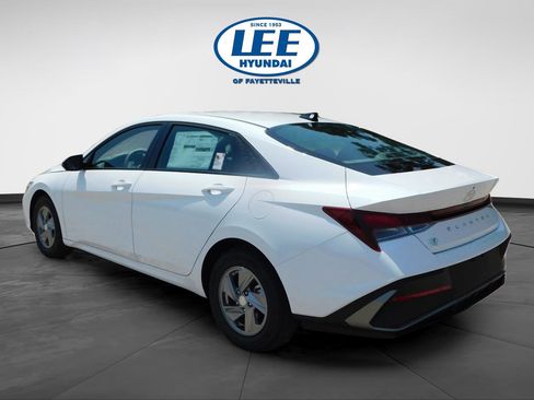 Used 2025 Hyundai Elantra SE FWD image 5