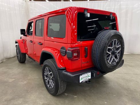 Used 2026 Jeep Wrangler Unlimited Sahara AWD/4WD image 4