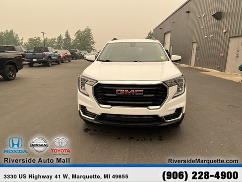 Used 2022 GMC Terrain SLE w/ Driver Convenience Package AWD/4WD image 2