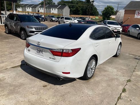 Used 2015 Lexus ES 350 w/ Ultra Luxury Package FWD image 3