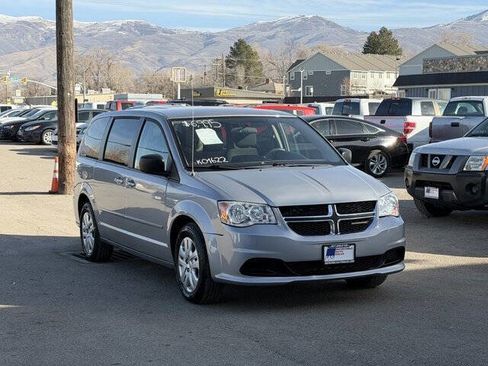 Used 2017 Dodge Grand Caravan SE image 2