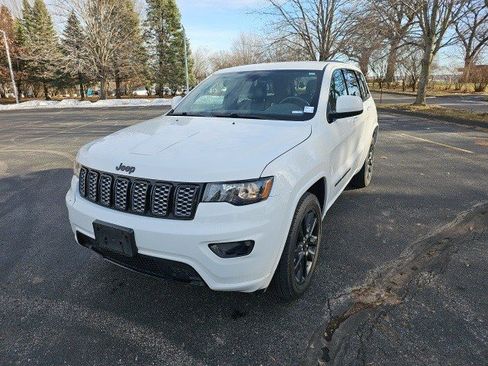 Used 2018 Jeep Grand Cherokee Altitude image 2