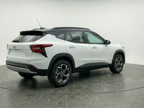 Used 2025 Chevrolet Trax LT w/ LT Convenience Package image 9