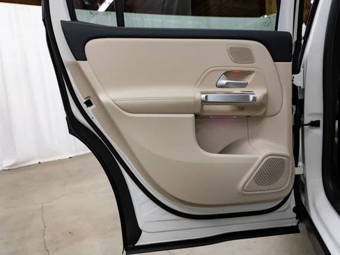 Used 2024 Mercedes-Benz EQB 300 4MATIC image 24