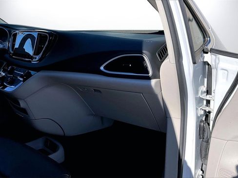 Certified 2024 Chrysler Pacifica Touring-L image 18