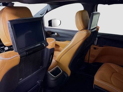 Used 2023 Chrysler Pacifica Pinnacle image 20